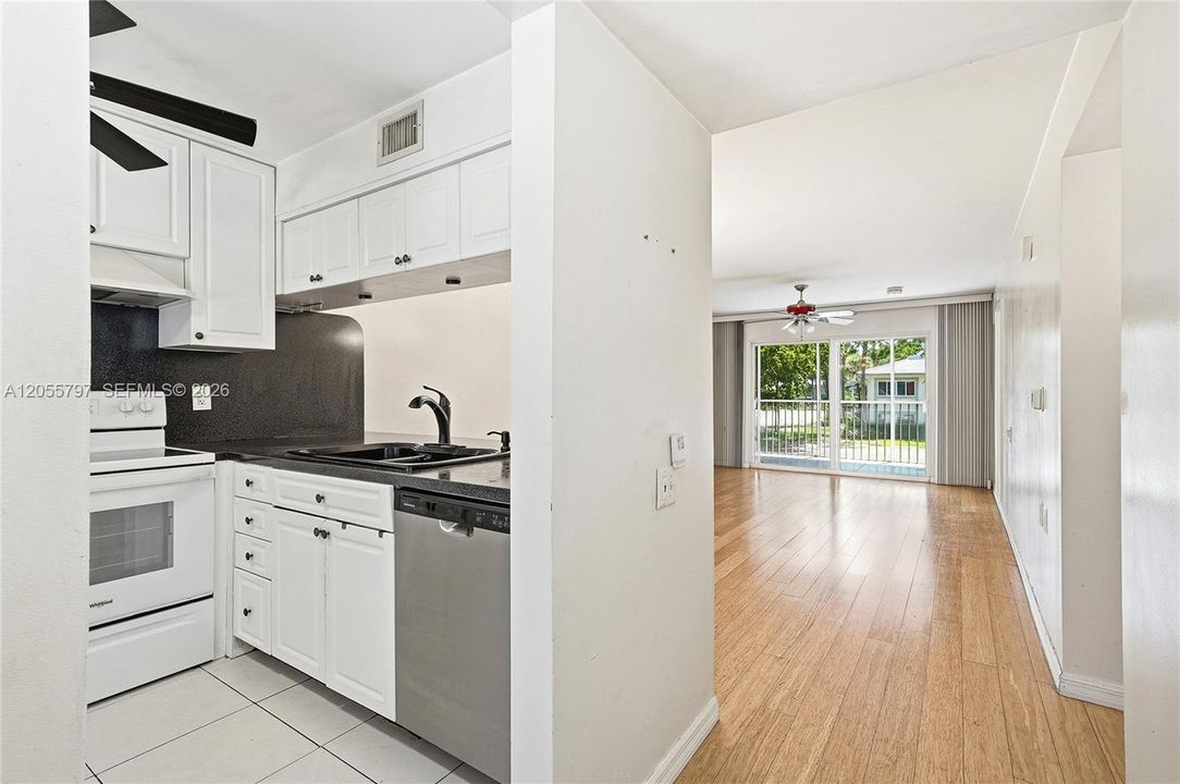 For Sale: $122,000 (2 beds, 2 baths, 962 Square Feet)