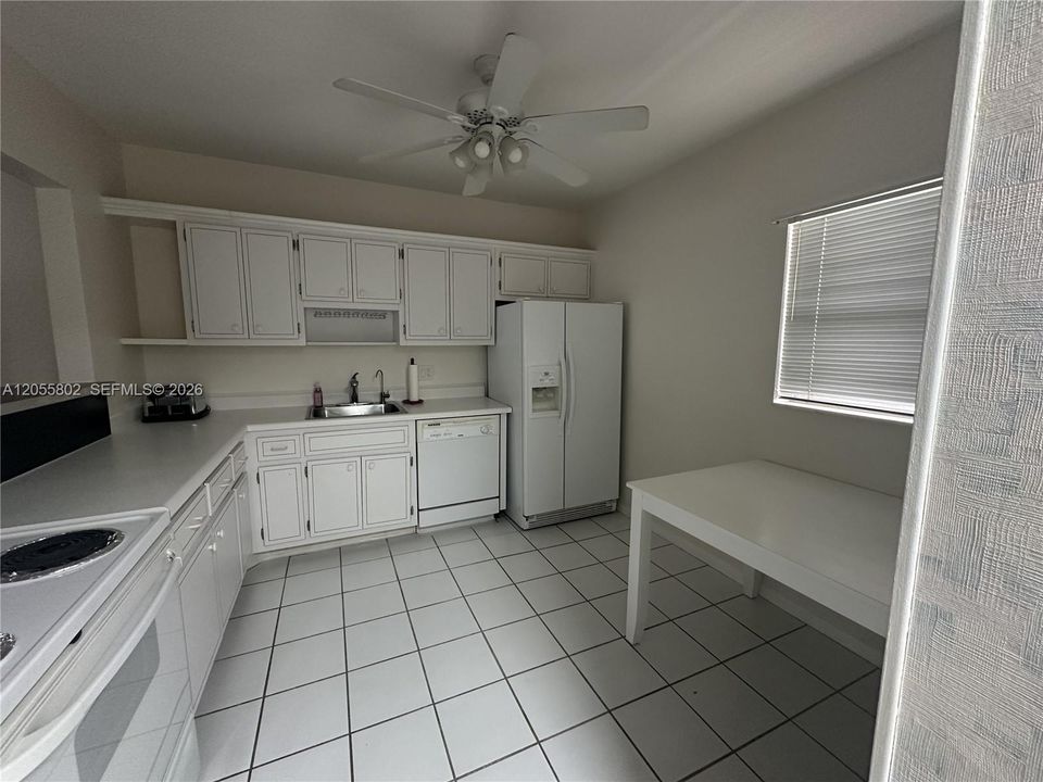 For Sale: $121,900 (1 beds, 1 baths, 932 Square Feet)