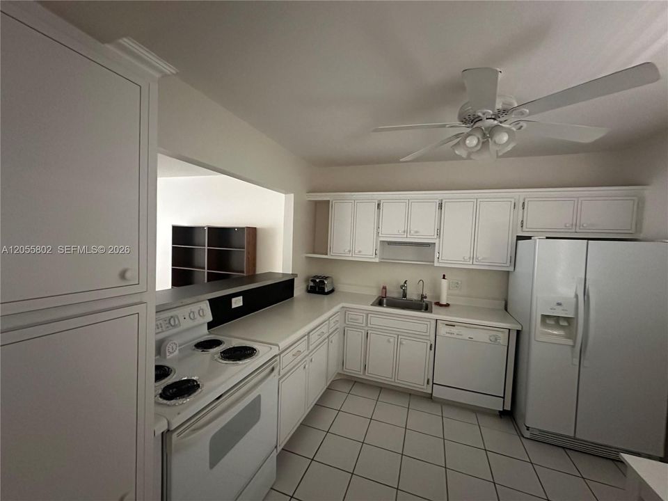 For Sale: $121,900 (1 beds, 1 baths, 932 Square Feet)