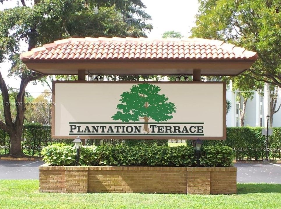 For Sale: $121,900 (1 beds, 1 baths, 932 Square Feet)
