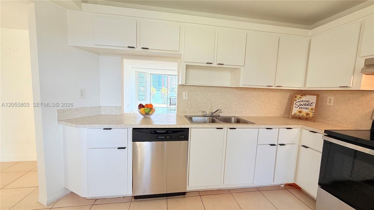 В аренду: $2,200 (2 спален, 2 ванн, 994 Квадратных фут)