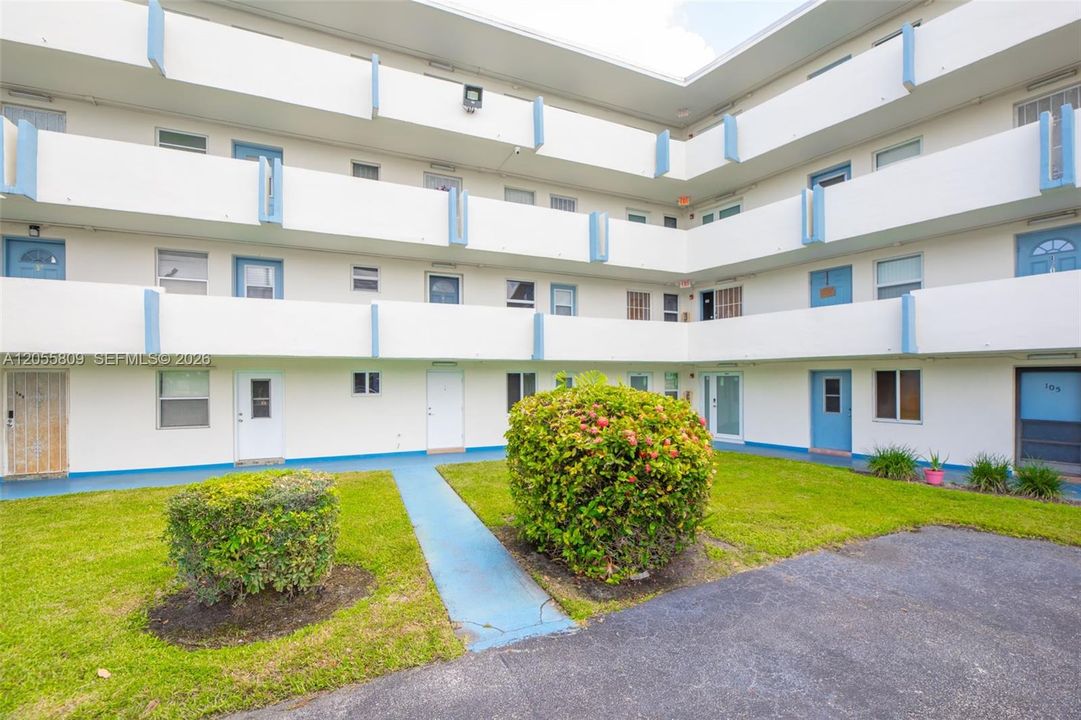 For Sale: $195,000 (1 beds, 1 baths, 898 Square Feet)