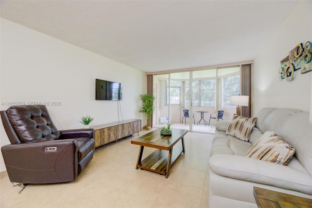 For Sale: $195,000 (1 beds, 1 baths, 898 Square Feet)