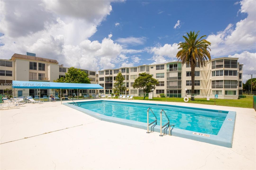 For Sale: $195,000 (1 beds, 1 baths, 898 Square Feet)