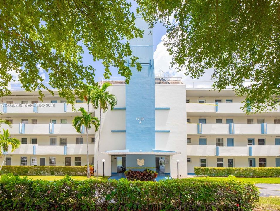 For Sale: $195,000 (1 beds, 1 baths, 898 Square Feet)