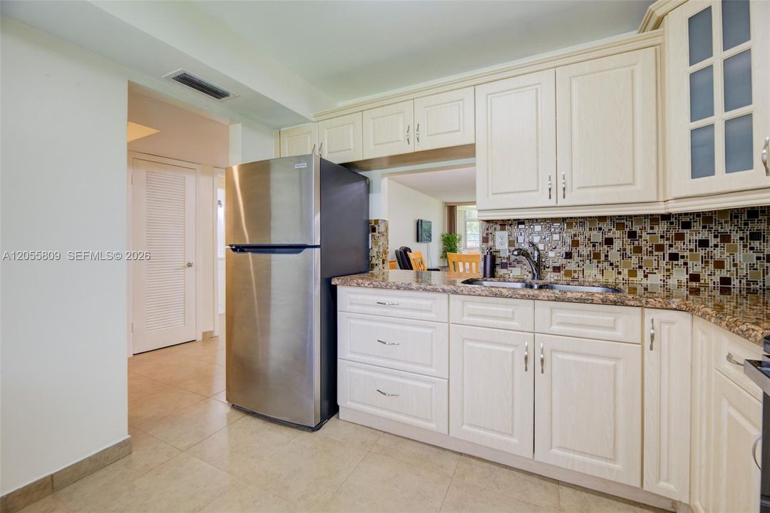 For Sale: $195,000 (1 beds, 1 baths, 898 Square Feet)