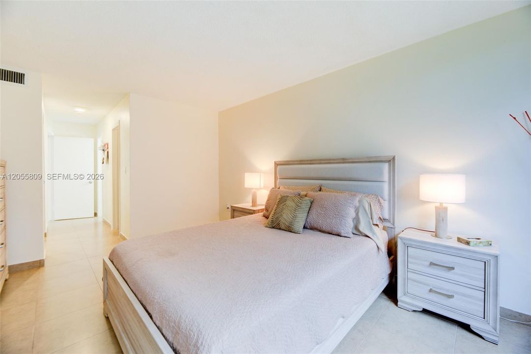For Sale: $195,000 (1 beds, 1 baths, 898 Square Feet)