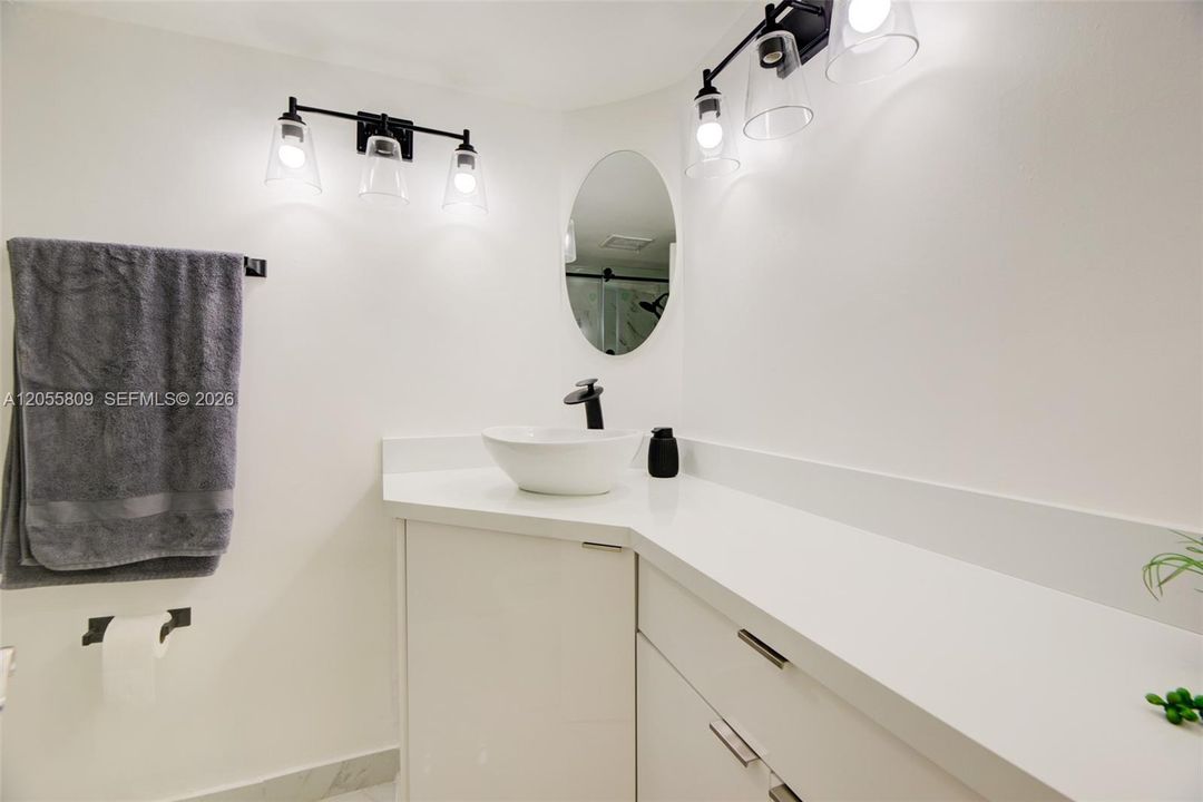 For Sale: $195,000 (1 beds, 1 baths, 898 Square Feet)