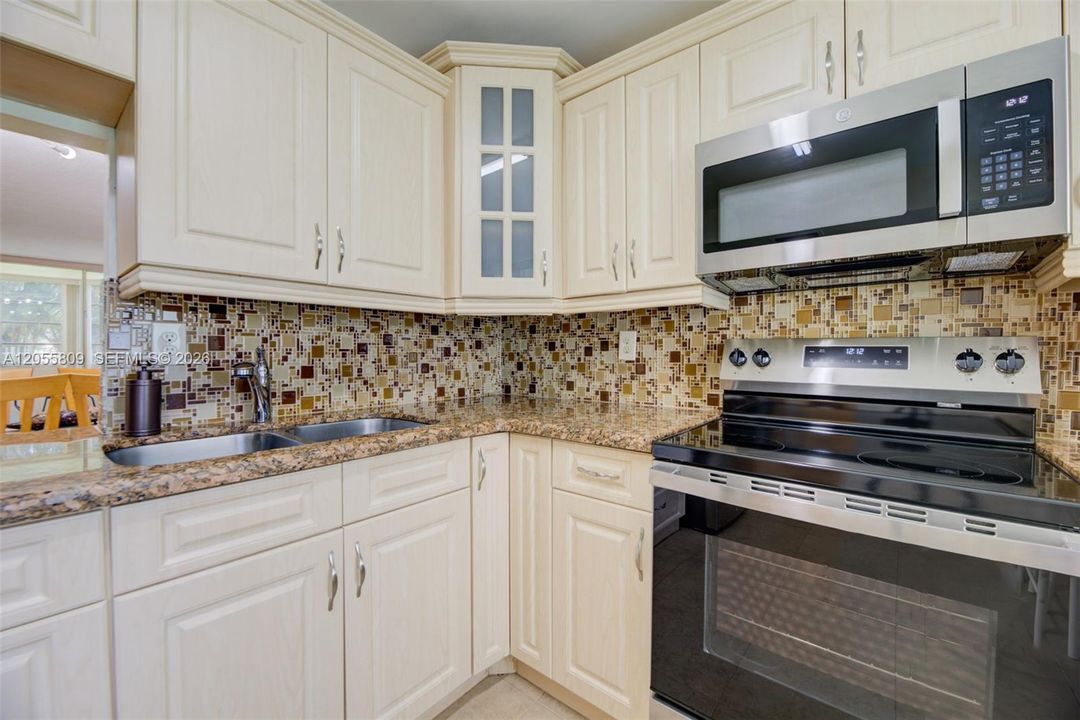 For Sale: $195,000 (1 beds, 1 baths, 898 Square Feet)