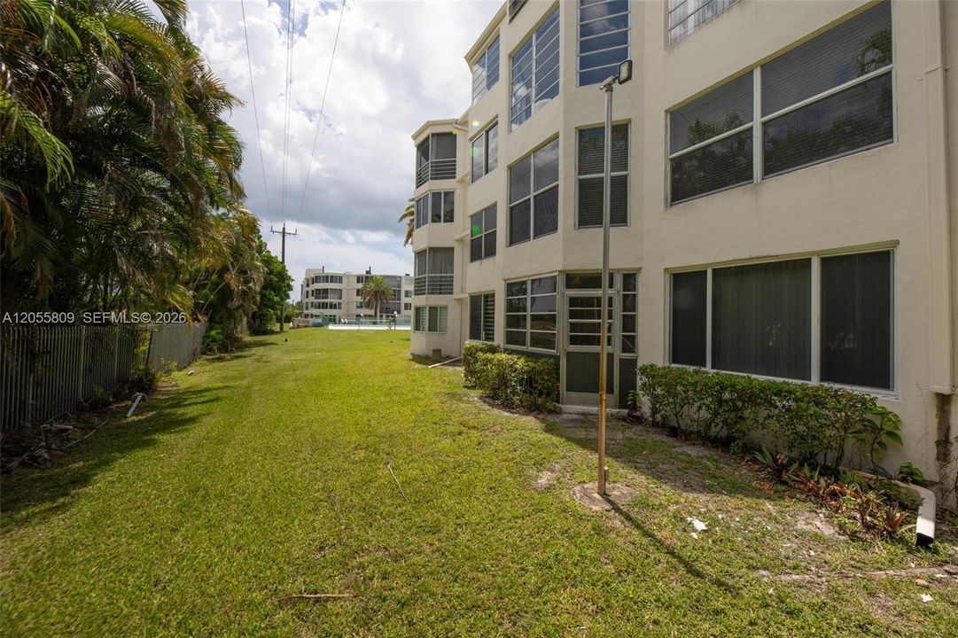 For Sale: $195,000 (1 beds, 1 baths, 898 Square Feet)