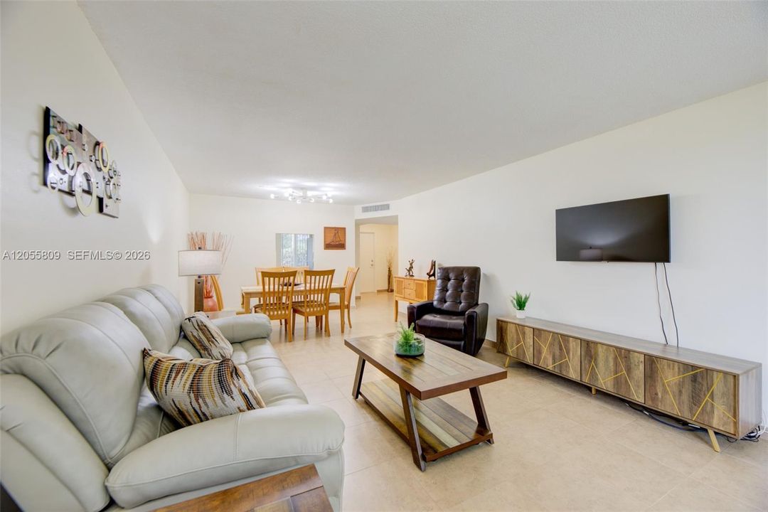 For Sale: $195,000 (1 beds, 1 baths, 898 Square Feet)