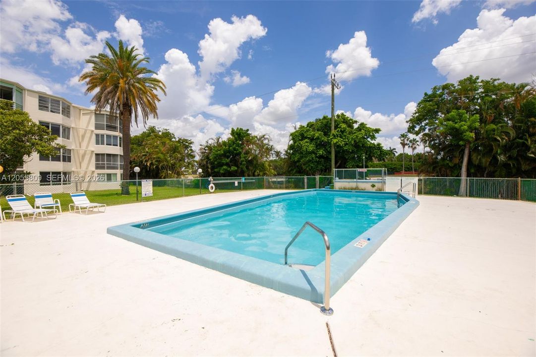 For Sale: $195,000 (1 beds, 1 baths, 898 Square Feet)