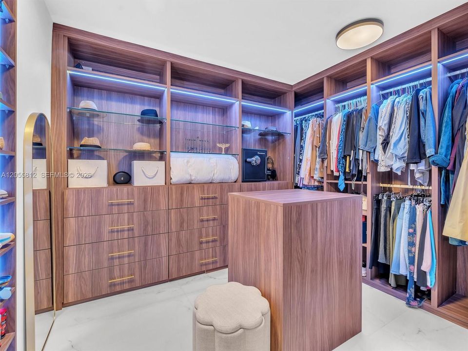 В аренду: $7,800 (2 спален, 2 ванн, 1825 Квадратных фут)