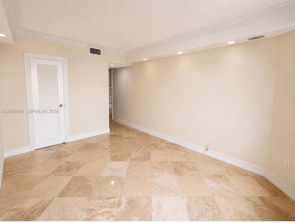 For Rent: $2,350 (1 beds, 1 baths, 870 Square Feet)