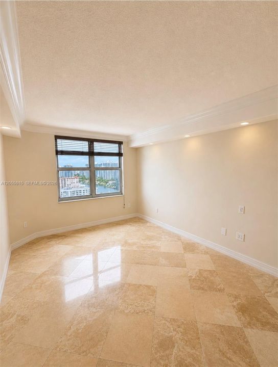 For Rent: $2,350 (1 beds, 1 baths, 870 Square Feet)