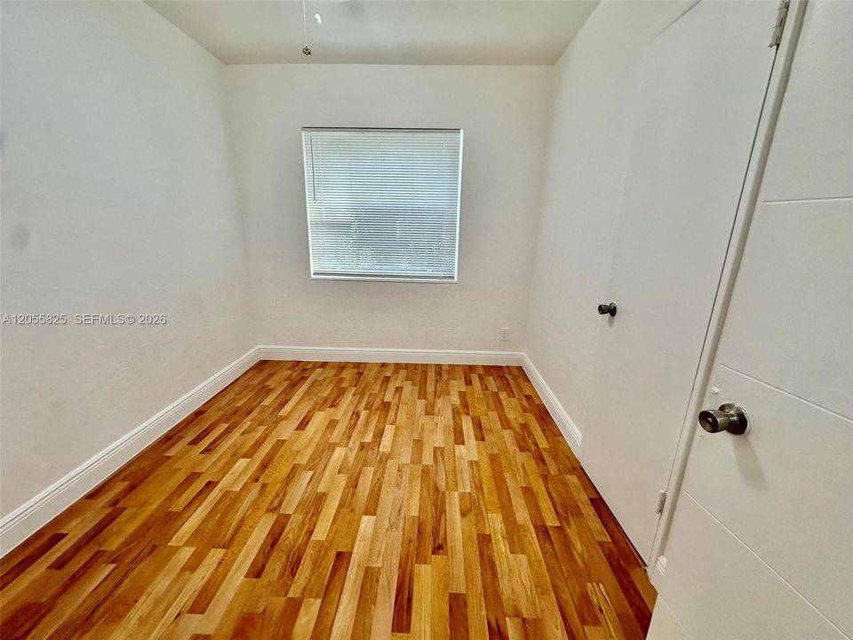 Activo con contrato: $2,900 (3 camas, 1 baños, 851 Pies cuadrados)