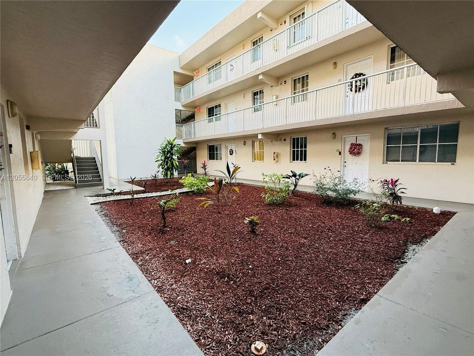 For Rent: $2,700 (3 beds, 2 baths, 1255 Square Feet)