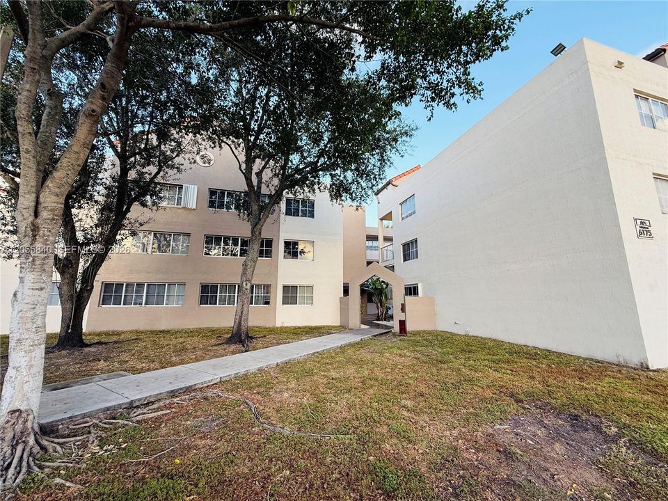 For Rent: $2,700 (3 beds, 2 baths, 1255 Square Feet)
