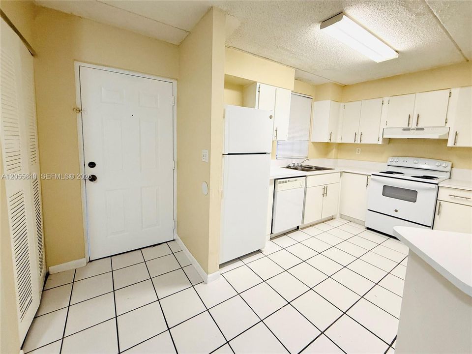 For Rent: $2,700 (3 beds, 2 baths, 1255 Square Feet)