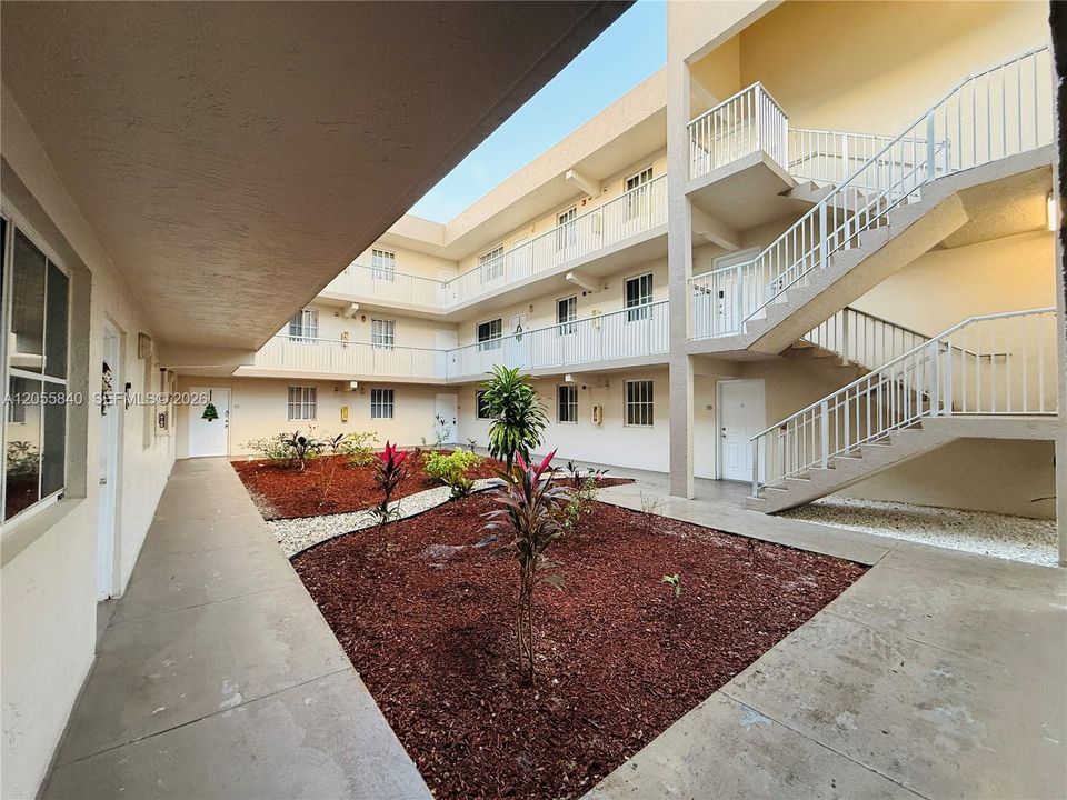 For Rent: $2,700 (3 beds, 2 baths, 1255 Square Feet)