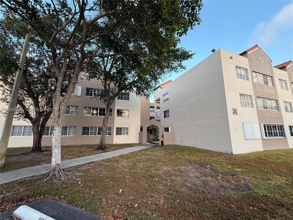 For Rent: $2,700 (3 beds, 2 baths, 1255 Square Feet)