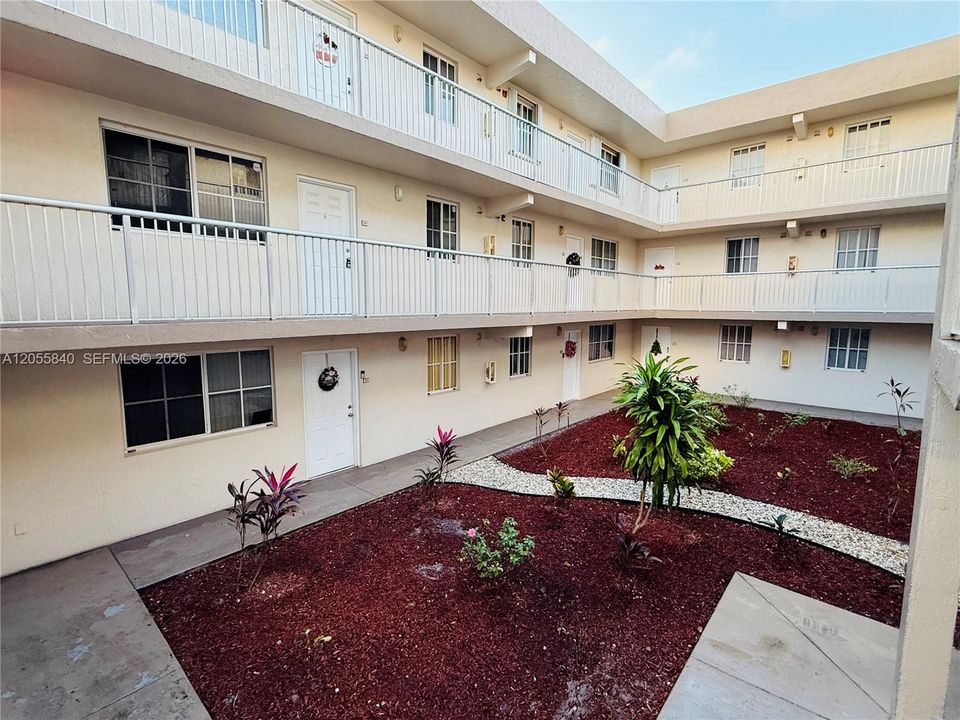 For Rent: $2,700 (3 beds, 2 baths, 1255 Square Feet)
