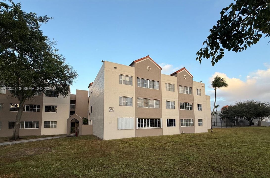 For Rent: $2,700 (3 beds, 2 baths, 1255 Square Feet)
