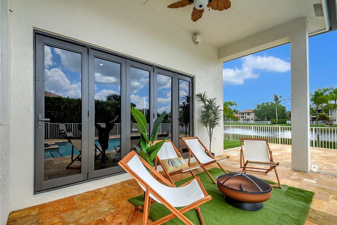 Tri-fold door