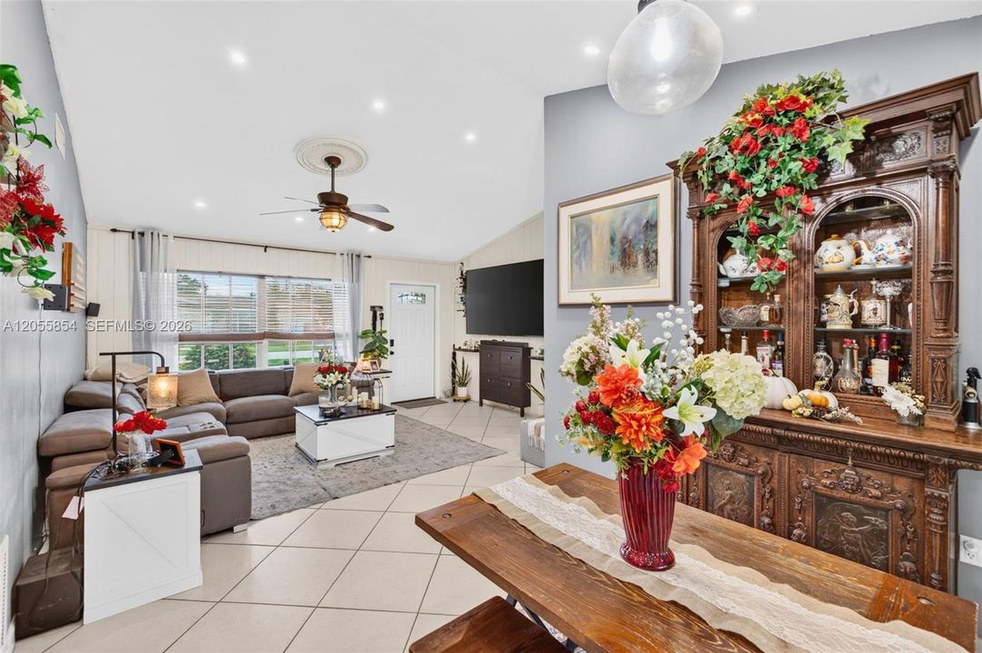 En Venta: $465,000 (3 camas, 2 baños, 1116 Pies cuadrados)
