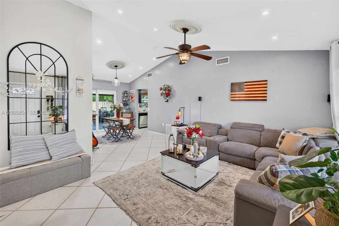En Venta: $465,000 (3 camas, 2 baños, 1116 Pies cuadrados)
