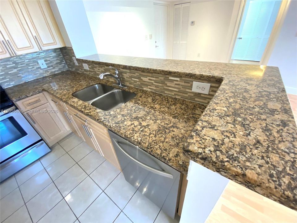 В аренду: $2,650 (2 спален, 2 ванн, 960 Квадратных фут)