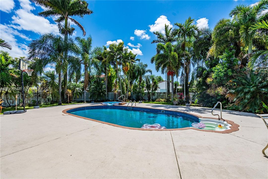For Sale: $765,000 (3 beds, 2 baths, 1662 Square Feet)