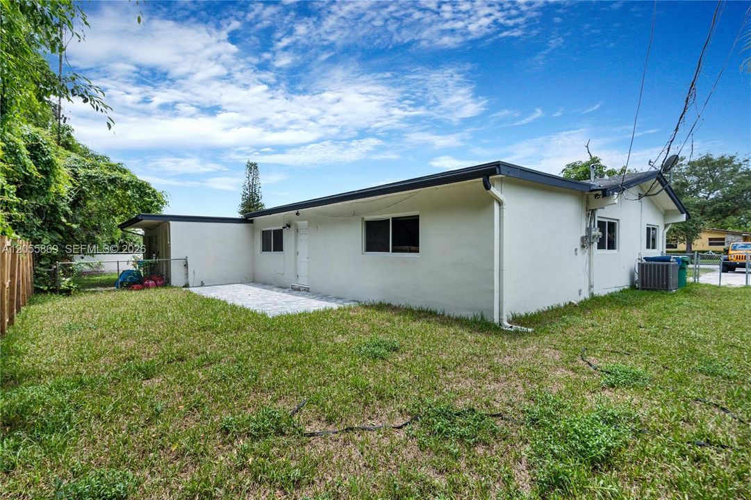 For Rent: $4,500 (3 beds, 2 baths, 3267 Square Feet)