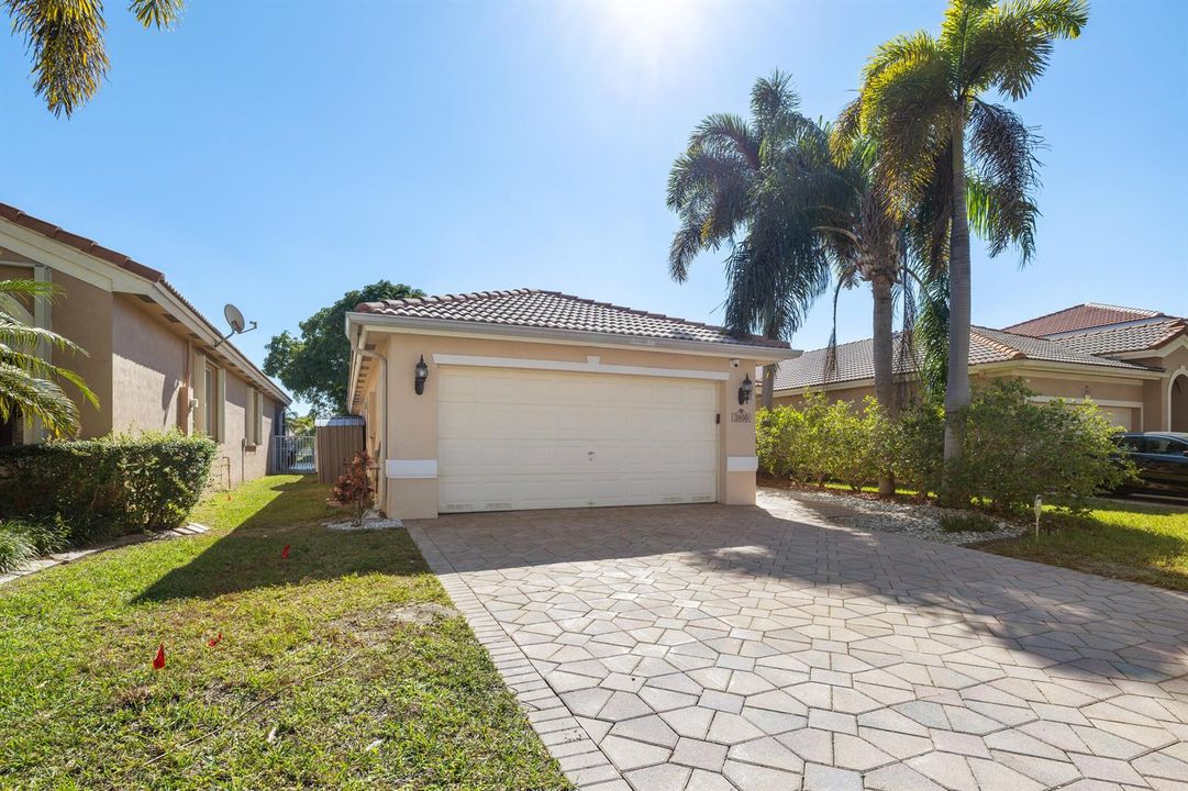 3800 Woodfield Dr-2