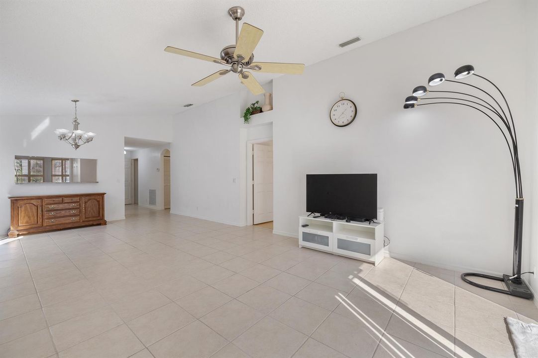 3800 Woodfield Dr-18