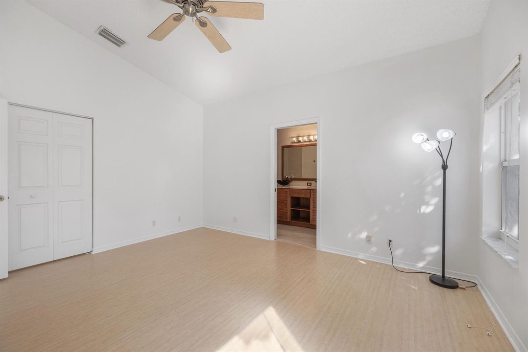 3800 Woodfield Dr-23