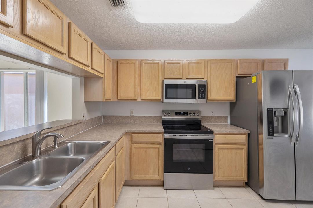 3800 Woodfield Dr-8