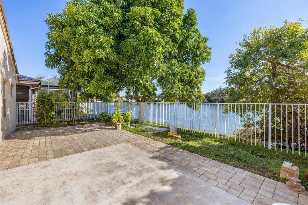 3800 Woodfield Dr-36
