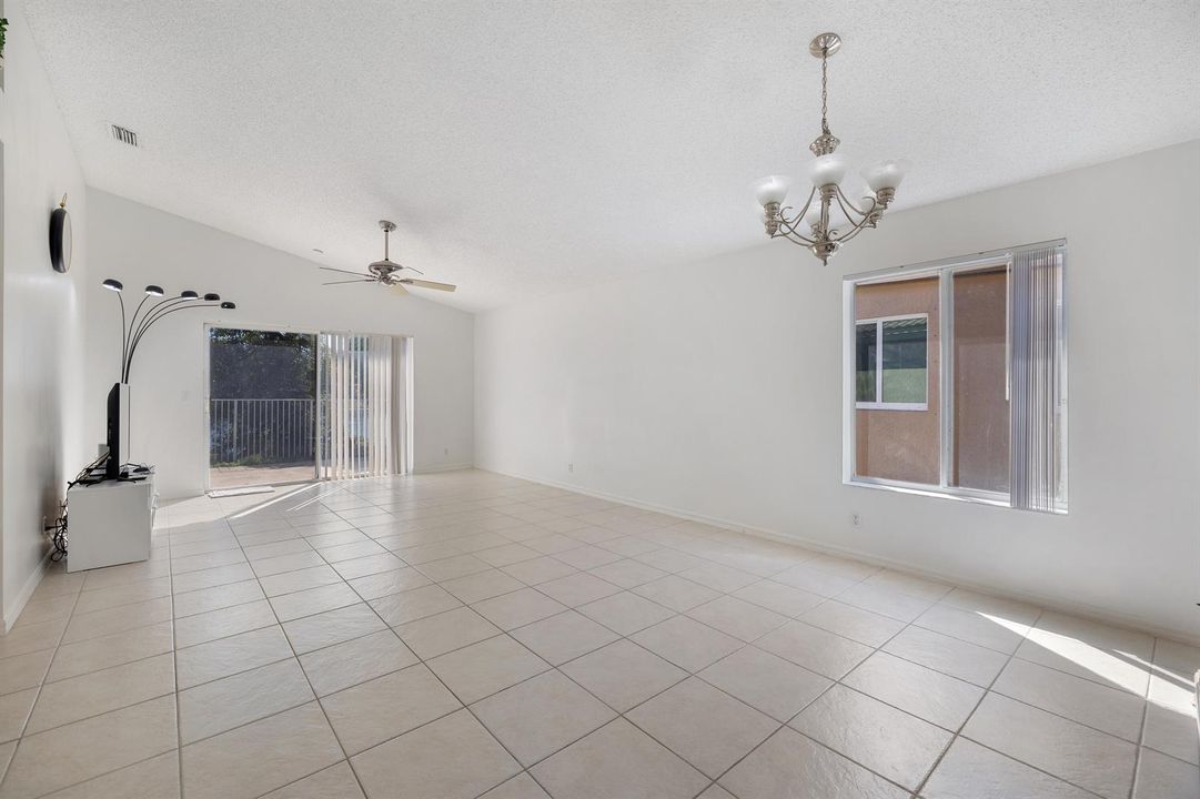 3800 Woodfield Dr-14