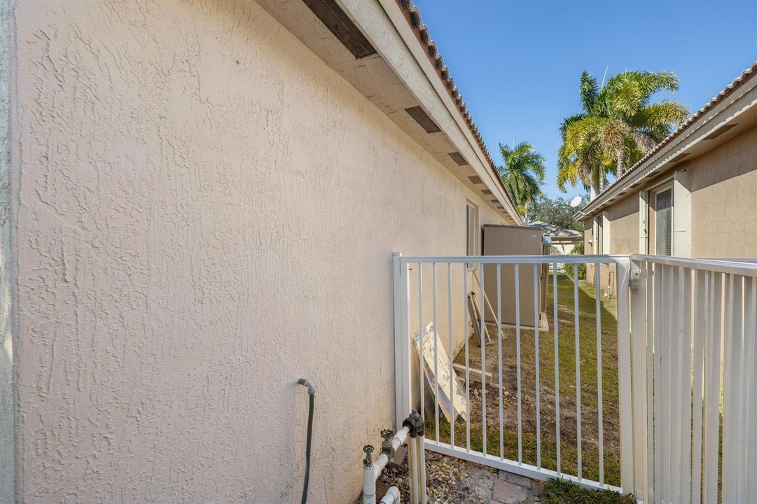 3800 Woodfield Dr-40