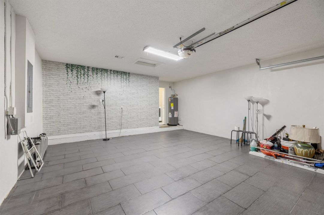 3800 Woodfield Dr-5