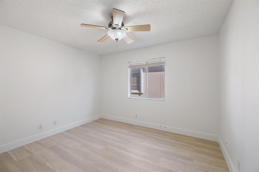 3800 Woodfield Dr-32