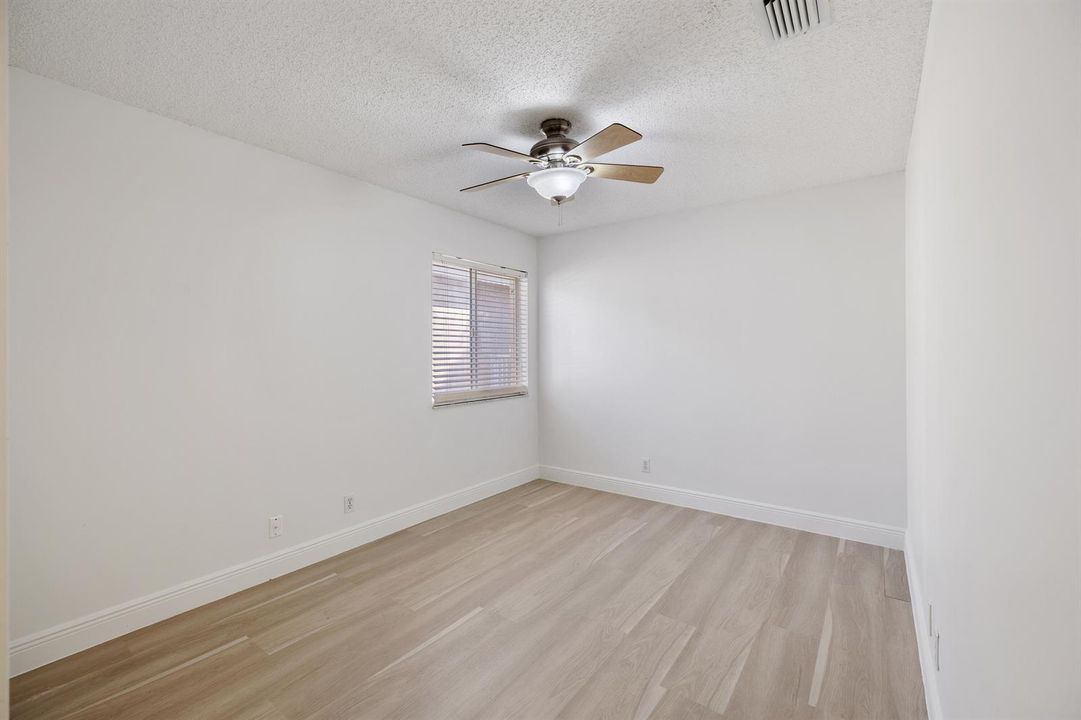 3800 Woodfield Dr-30