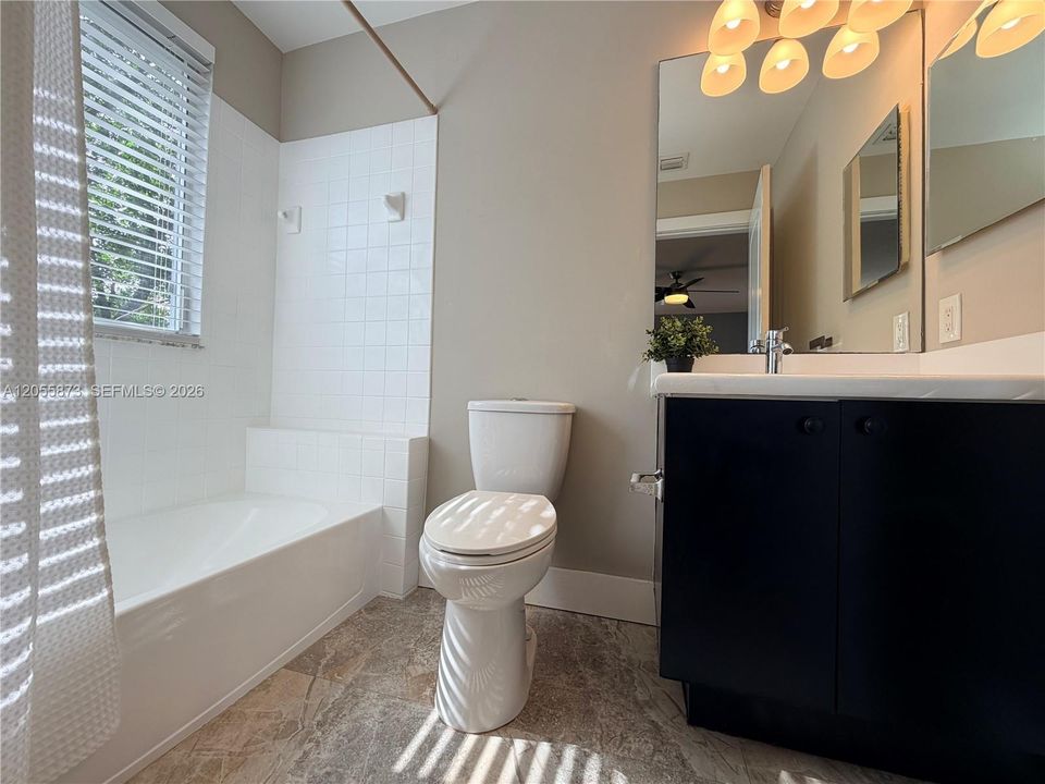 Suite bathroom