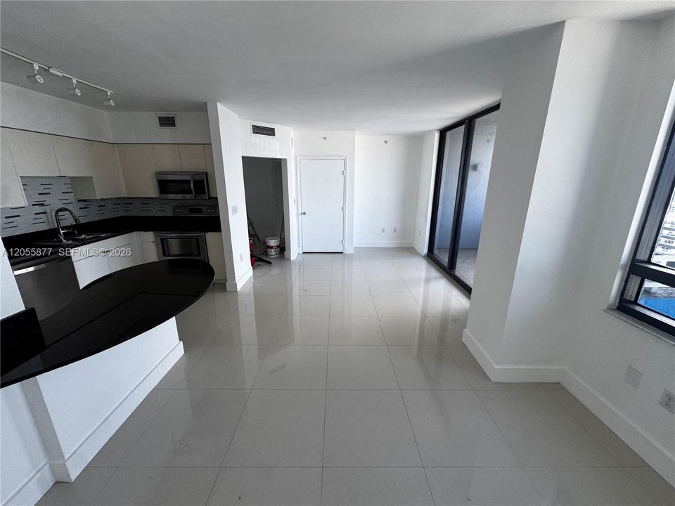 For Rent: $3,700 (1 beds, 1 baths, 793 Square Feet)