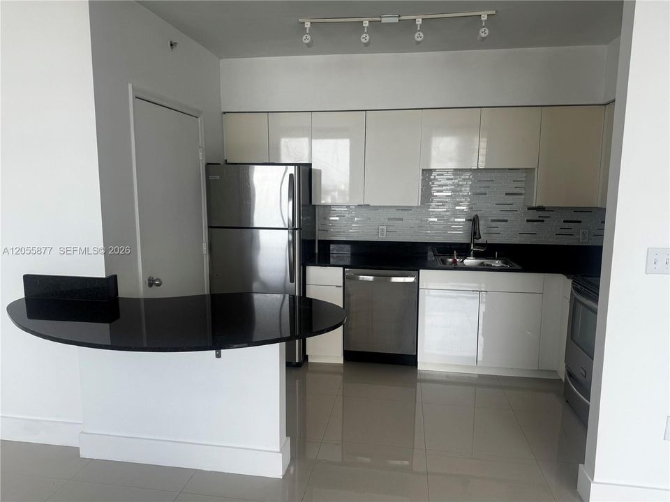 For Rent: $3,700 (1 beds, 1 baths, 793 Square Feet)