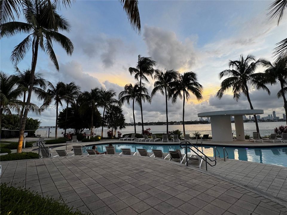 For Rent: $3,700 (1 beds, 1 baths, 793 Square Feet)