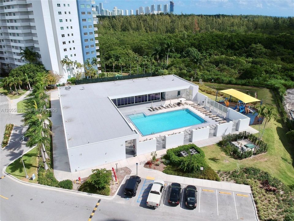 En Venta: $629,000 (3 camas, 3 baños, 2385 Pies cuadrados)
