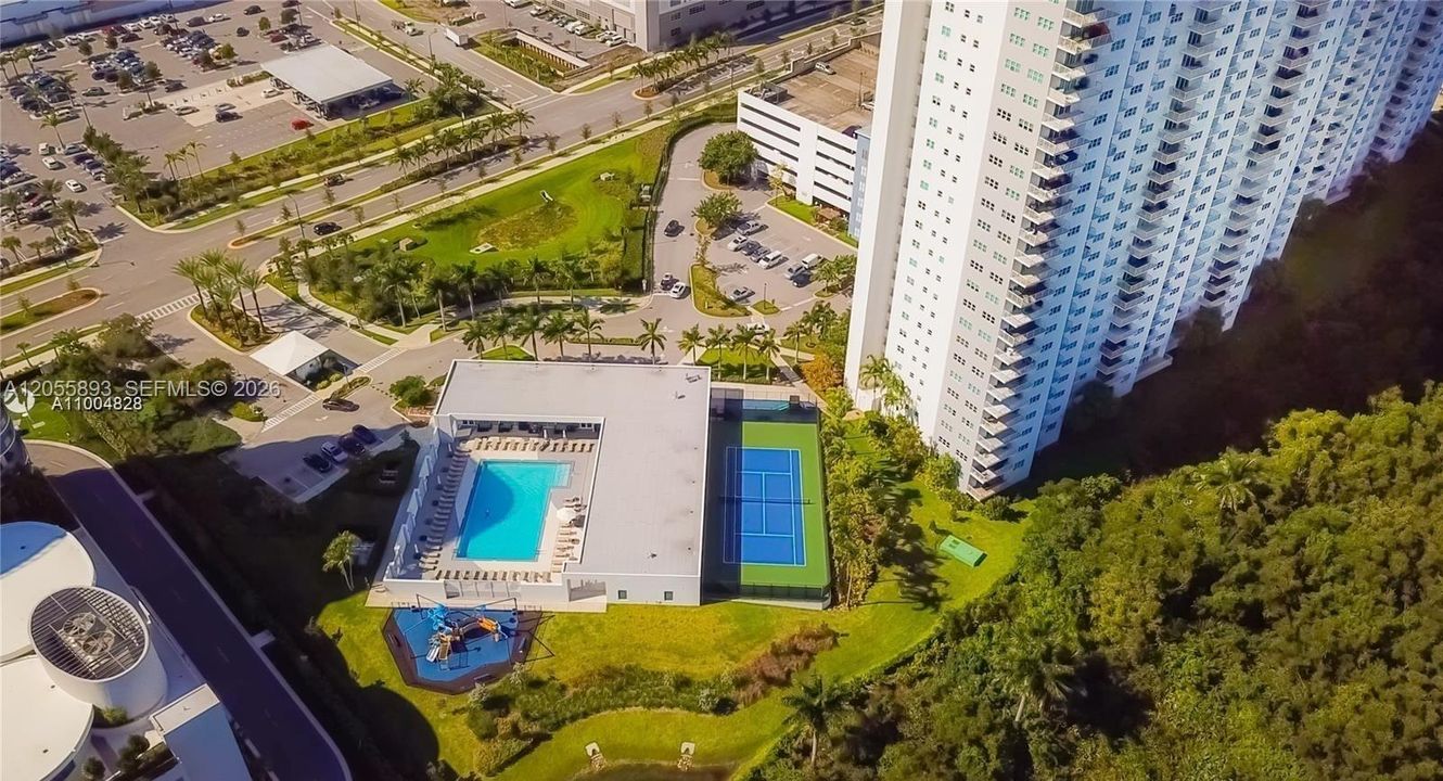 En Venta: $629,000 (3 camas, 3 baños, 2385 Pies cuadrados)