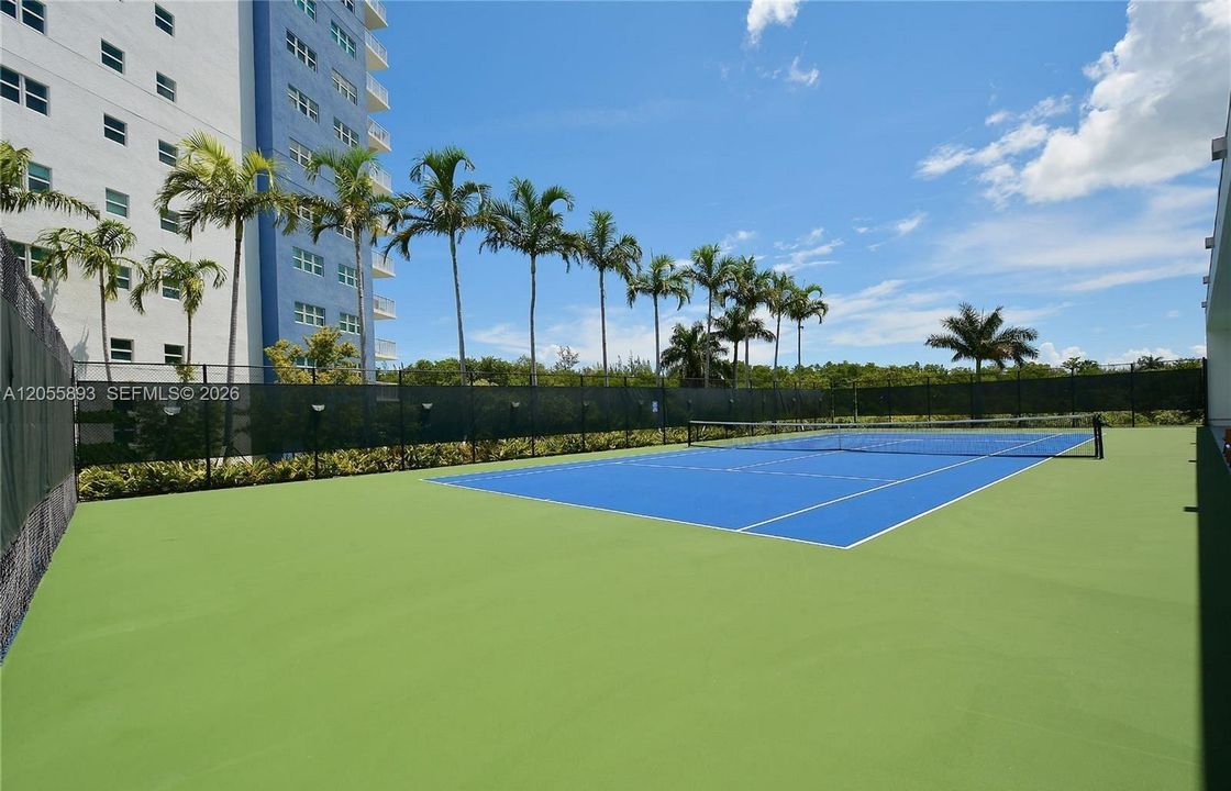 En Venta: $629,000 (3 camas, 3 baños, 2385 Pies cuadrados)